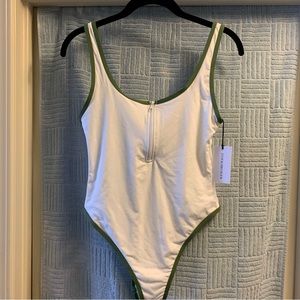 WEWOREWHAT OPTIC WHITE WITH GREEN ZIP FRONT ONE PIECE SIZE M